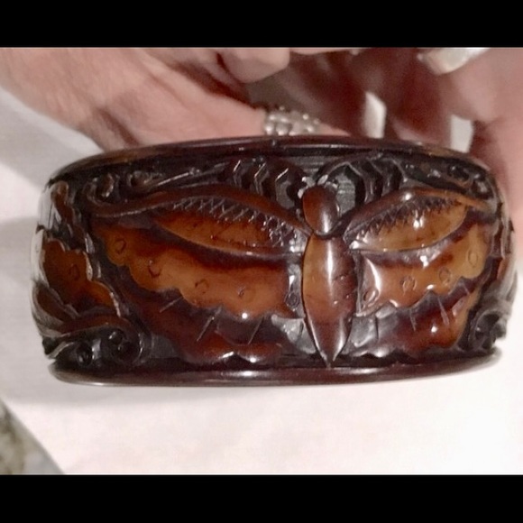 Vintage Jewelry - Vintage Carved Lucite Bangle Bracelet